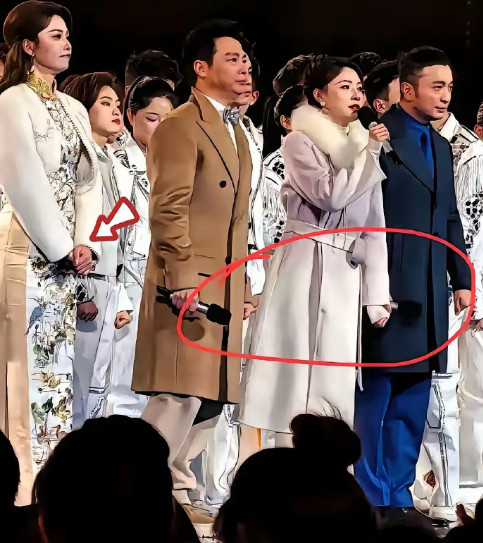 瞅瞅一个个的手冻得通红，近看镜头每个人都是咬牙坚持，太不容易了。