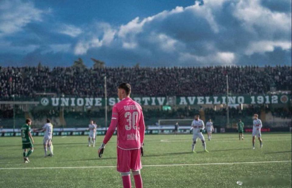 斯基拉：阿韦利诺已经准备好使用达法拉的买断权，但尤文图斯对守门员有回购条款。科莫