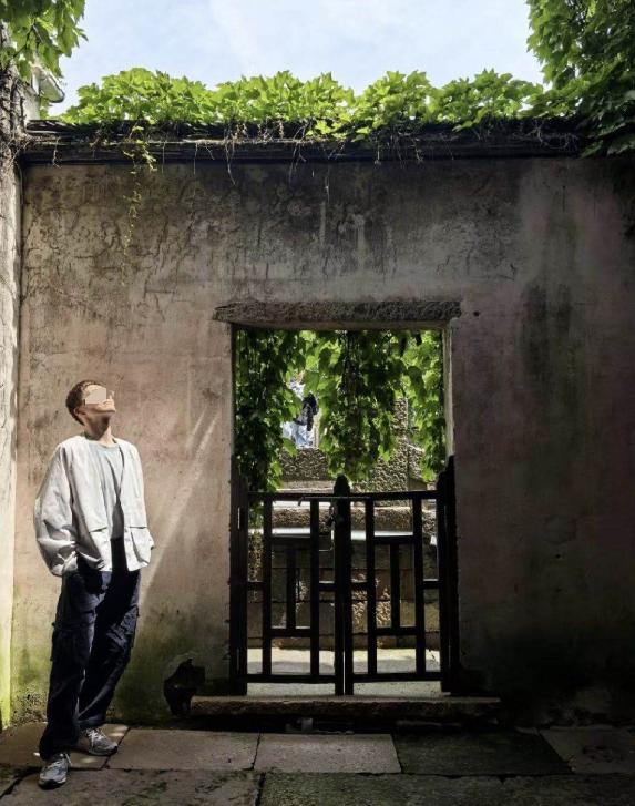 上海徐汇那位三十出头、连暑假去海南的行李都收拾好的男幼师，被家长群互撕和园方甩锅