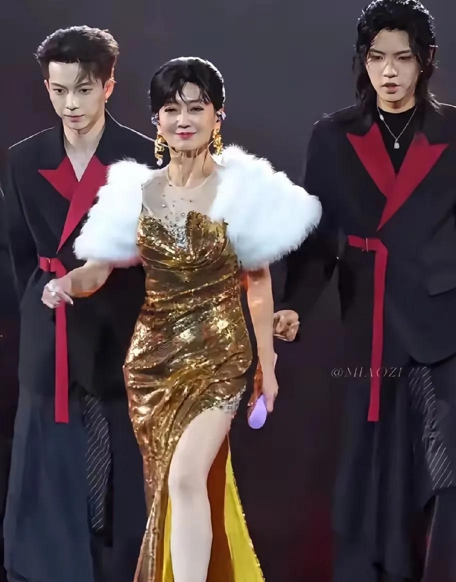 72岁赵雅芝开演唱会炸场，这哪里是开辟新赛道，分明是给娱乐圈立了个“真偶像”的新