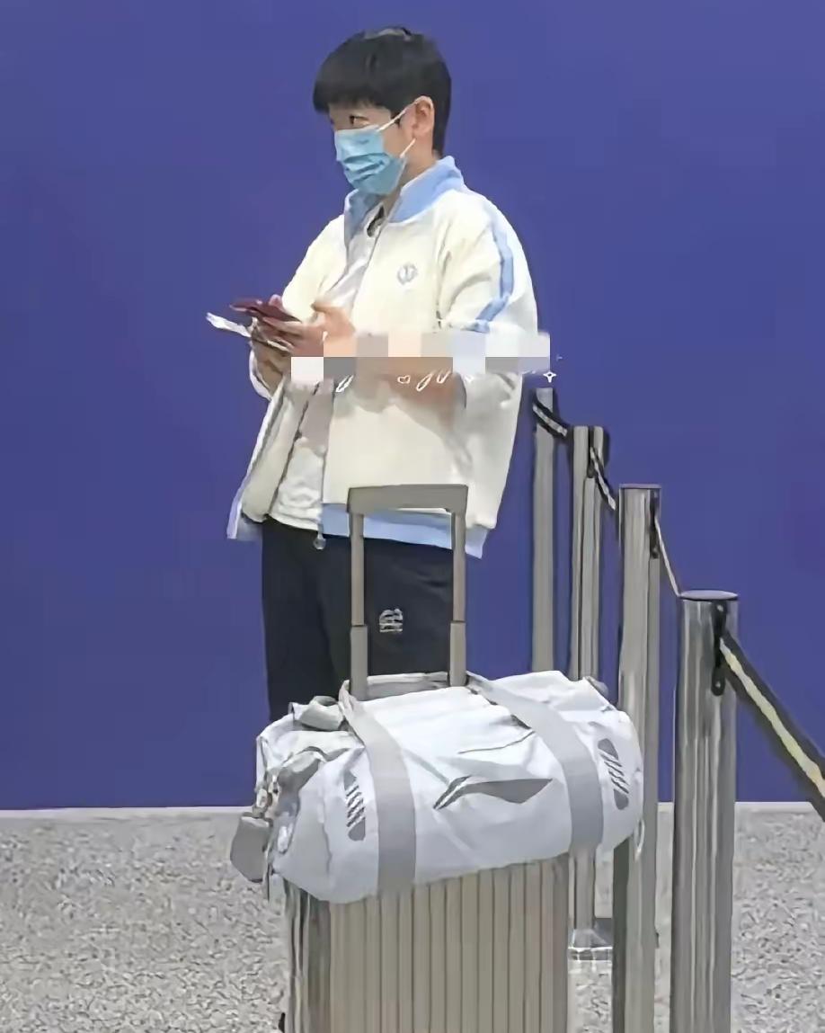 国乒总算从印度到香港，中午转机回北京了。莎莎刚下飞机就被拍，坐了几小时飞机满脸疲