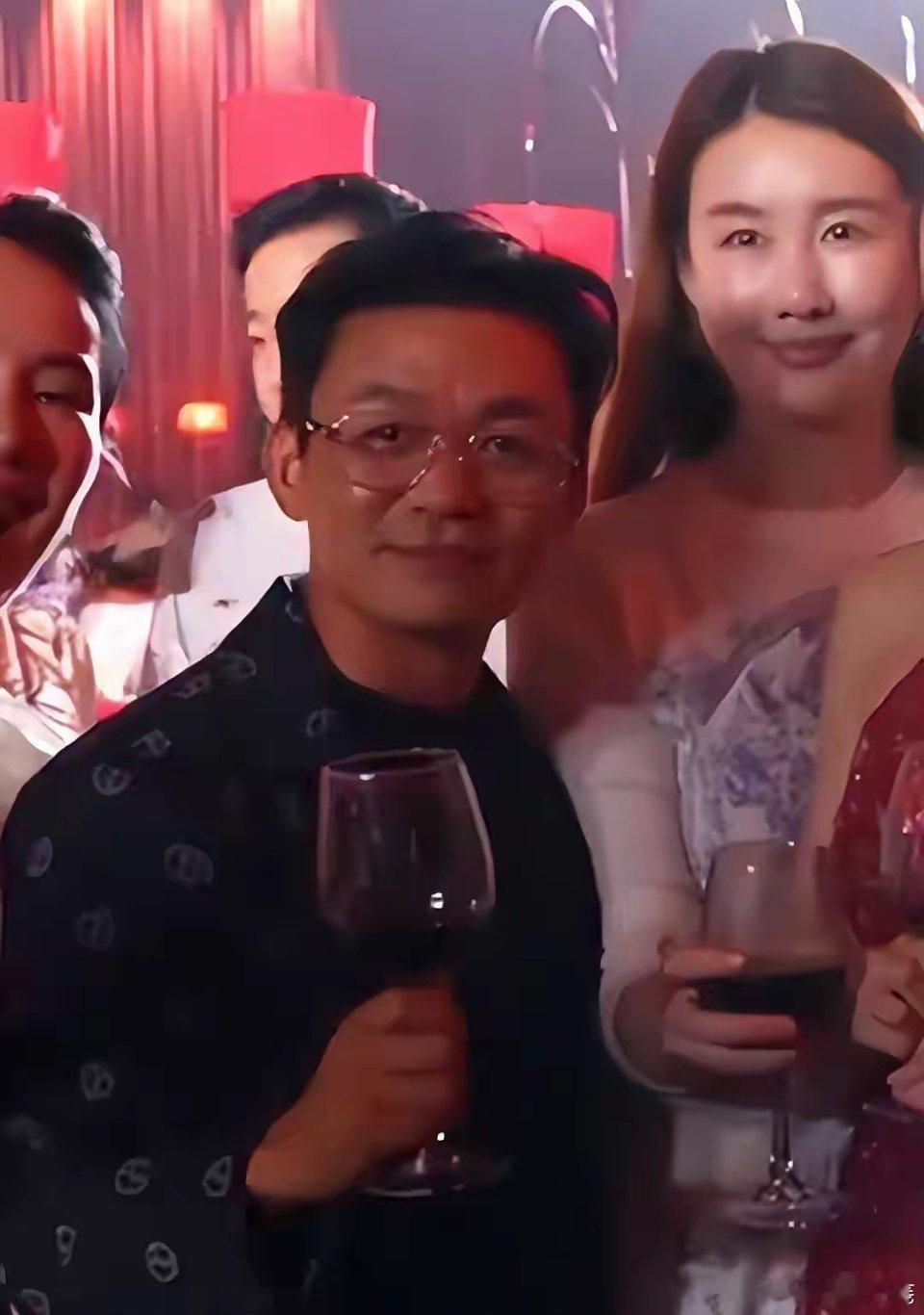 王宝强携女友冯清现身亲友婚礼现场，同框出镜氛围感十足。二人低调相伴多年，极少高调