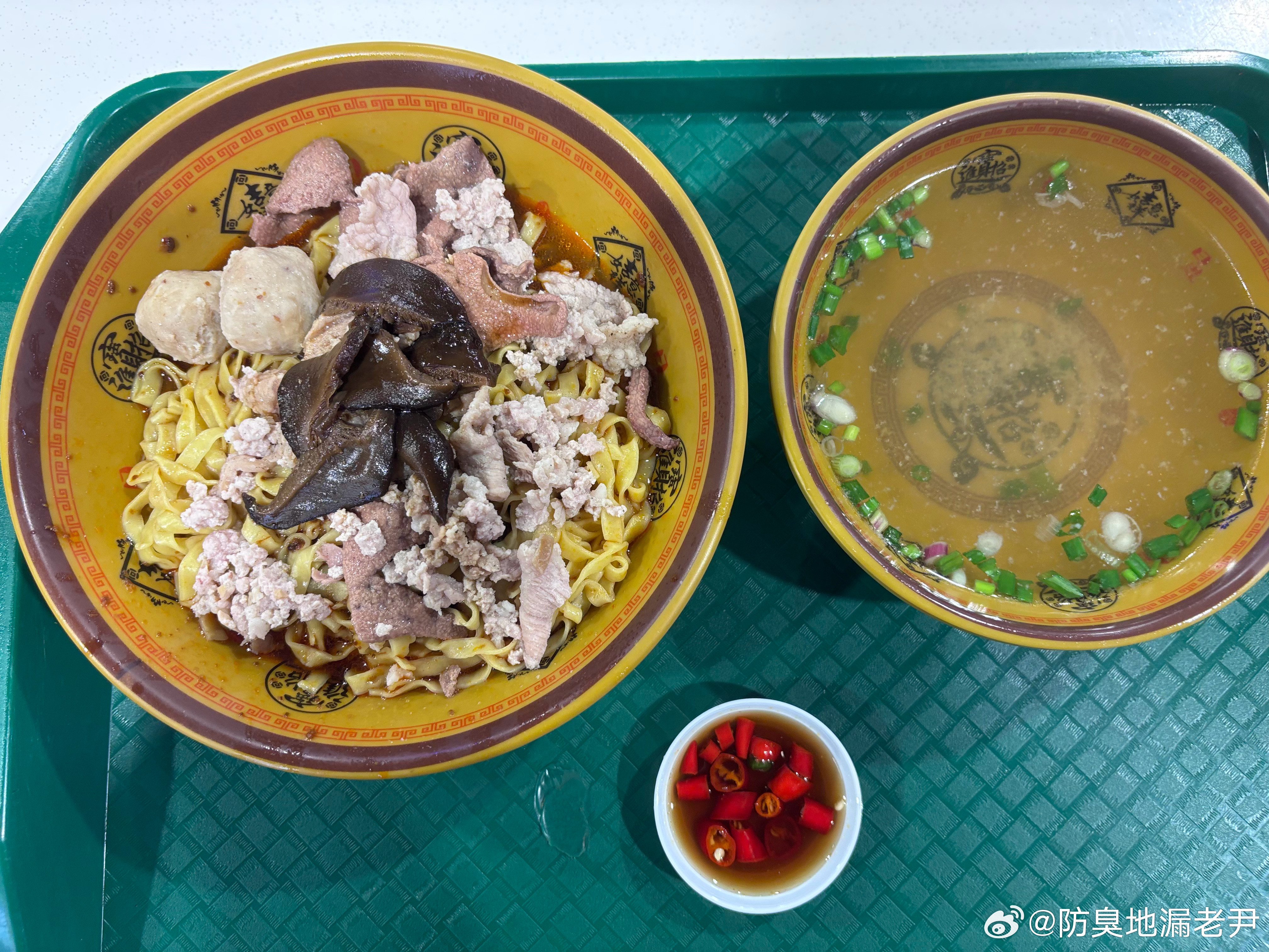 早晨这碗面吃的挺舒服的，肉沫、丸子和猪肝开水烫十几秒直接浇在拌好的面上面，这个绝对新鲜，拌面用的酱油