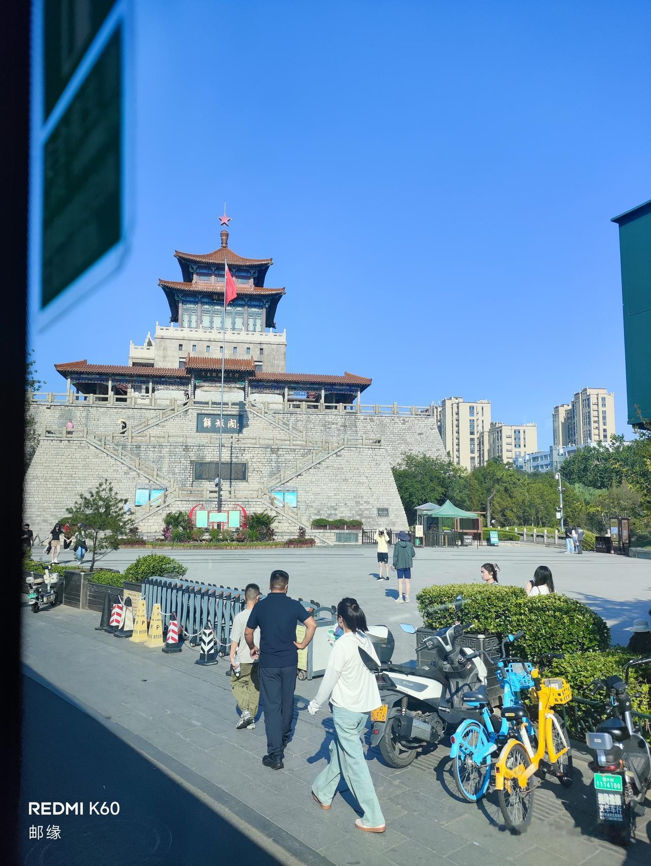 济南的解放阁、泉城广场、绿地中心，都是这座城市的标志性存在。解放阁是历史的见证