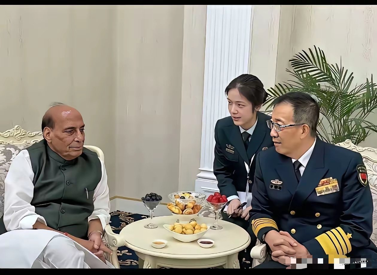 你看阿三这二郎腿翘的，也不知道哪来的自信？