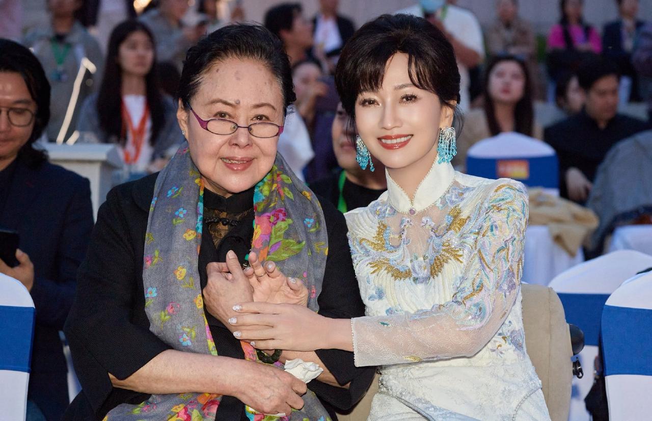 倪萍赵雅芝同框亮相活动你们觉得谁的穿搭更胜一筹呢个人觉得赵雅芝的更胜一筹可