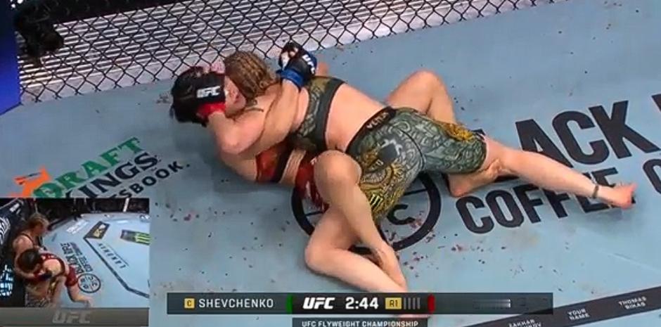 吓死了···张伟丽的力量差距还是很明显啊！第一回合想摔对方，结果被子弹姐摁倒