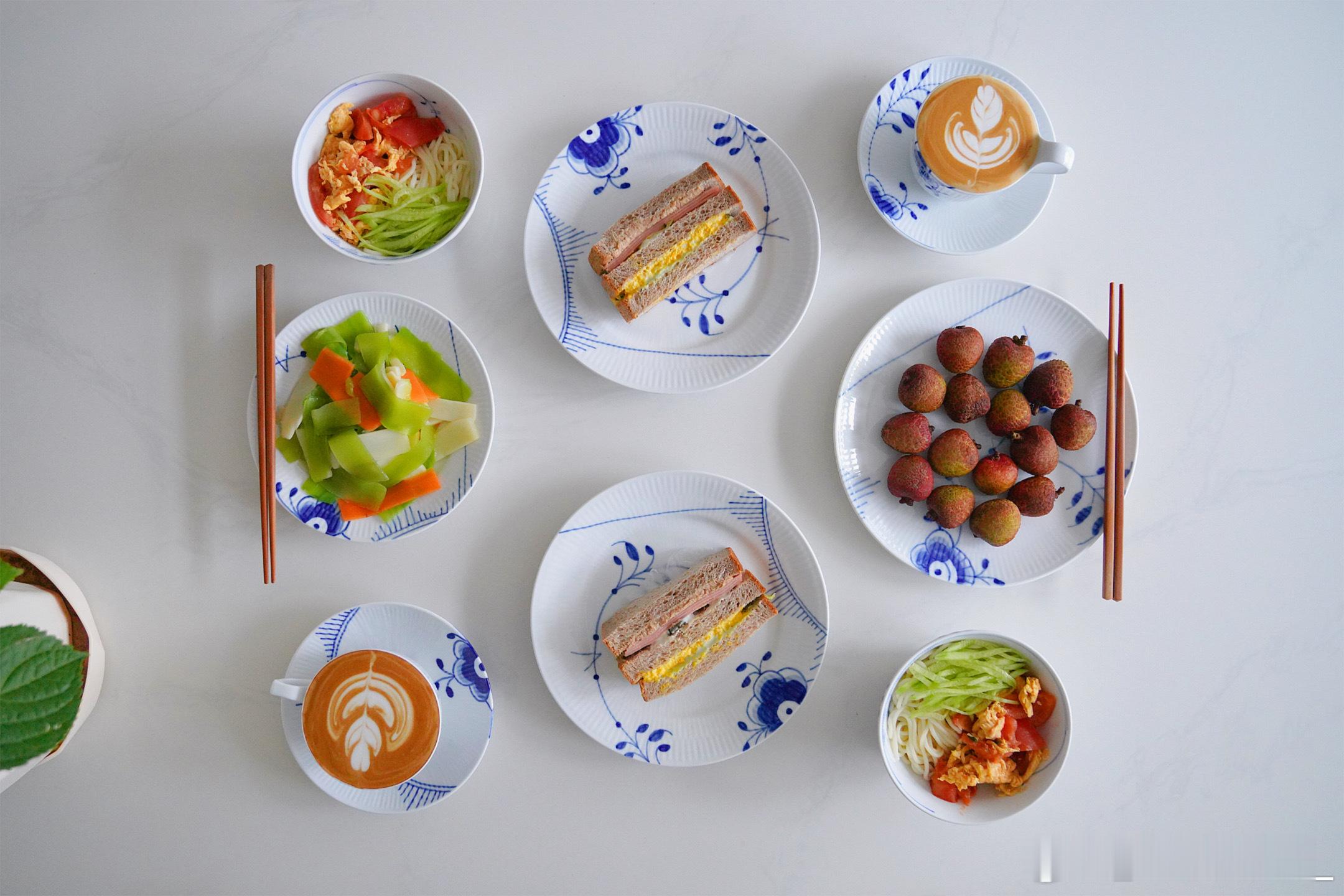 假期早午餐~西红柿鸡蛋打卤面、凉拌莴笋、牛油果鸡蛋三明治、咖啡、荔枝[微