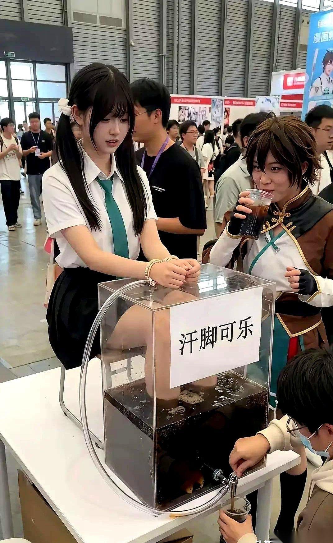 讲真，就这瓶可乐，放你面前你敢喝吗？别看它长得有点像酱油瓶子，土里土气的。这