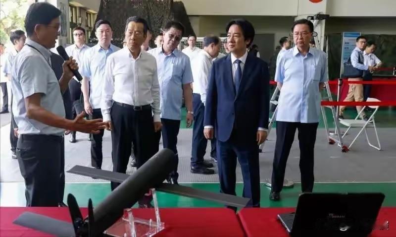赖清德开始不相信美国能保护台湾，正与幕僚团队琢磨如何与大陆谈判，以达成既避免战争