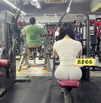 美女的蜜桃臂，直接吸引全程目光，网友：看着就非常养眼！