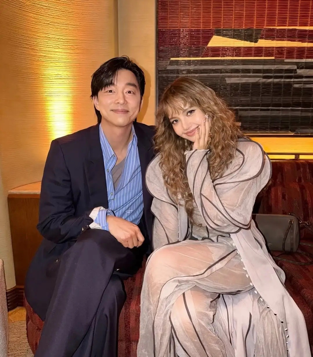 Lisa晒出和孔刘的合影，粉丝和偶像终于同框，她现在地位的真可以！