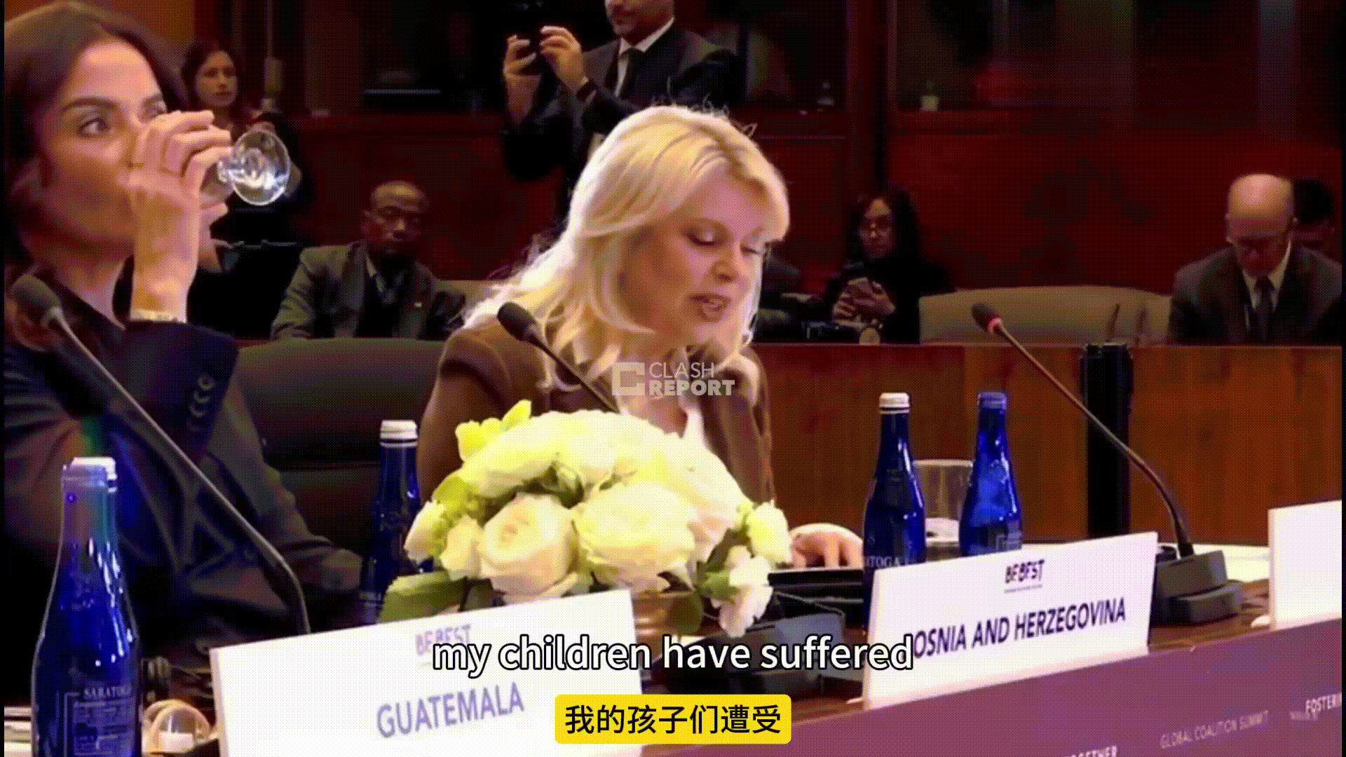 笑死了！她旁边的那个女人不停的喝水来掩饰自己的尴尬。内塔尼亚胡老婆：我的孩子