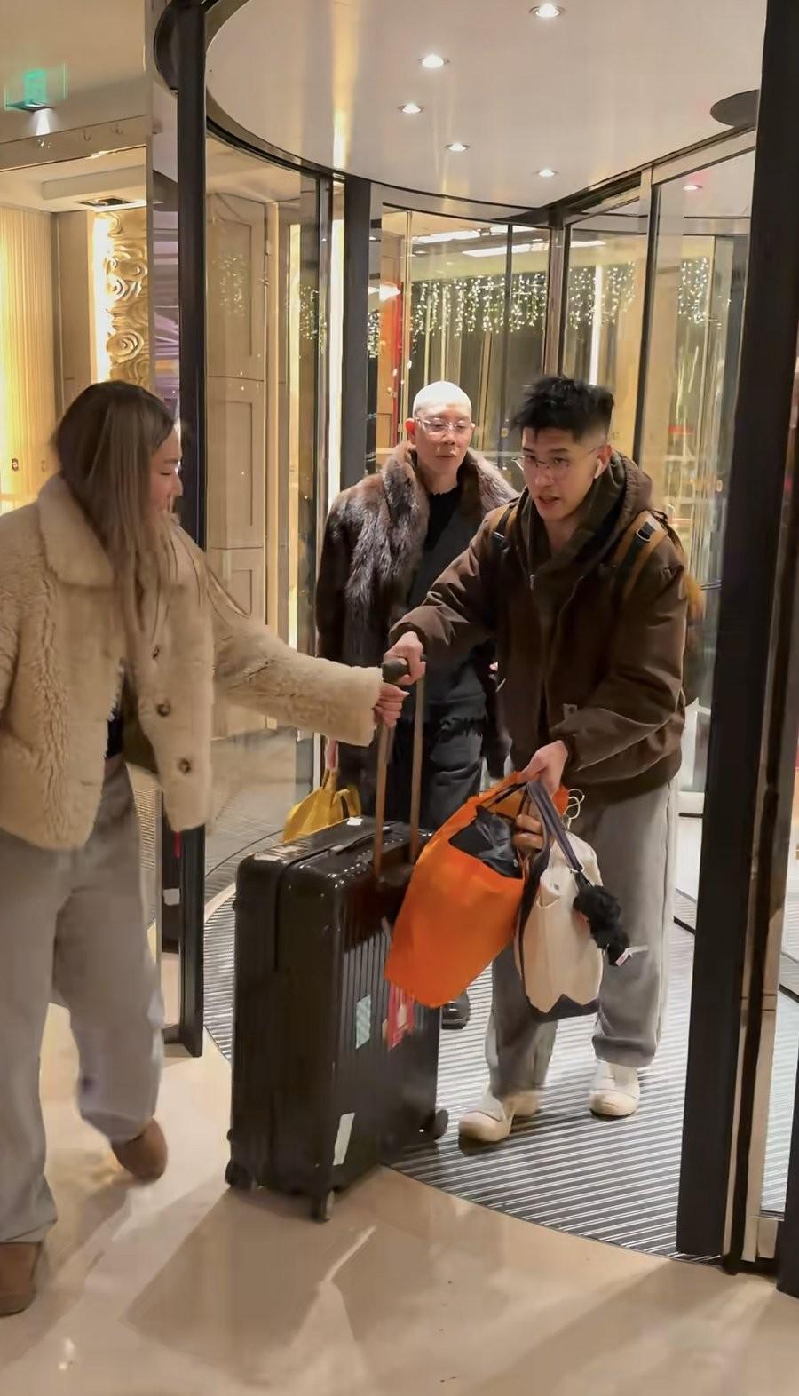 王菲春晚表演结束后，造型师Zing独自退场，穿香奈儿皮草可是神情落寞，似乎对王菲