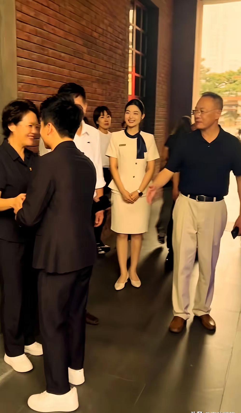 长影旧址博物馆这场收尾，比任何直播金句都戳人。刚结束录制的董宇辉正和大家道别，
