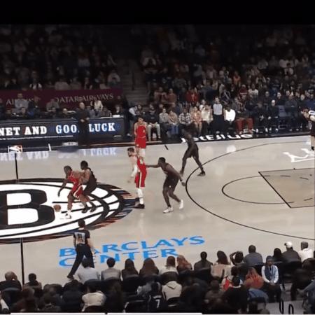 逆天！看看祖巴茨这一球在干嘛？和小卡一个高位挡拆，他下顺，然后一路跟着小卡的