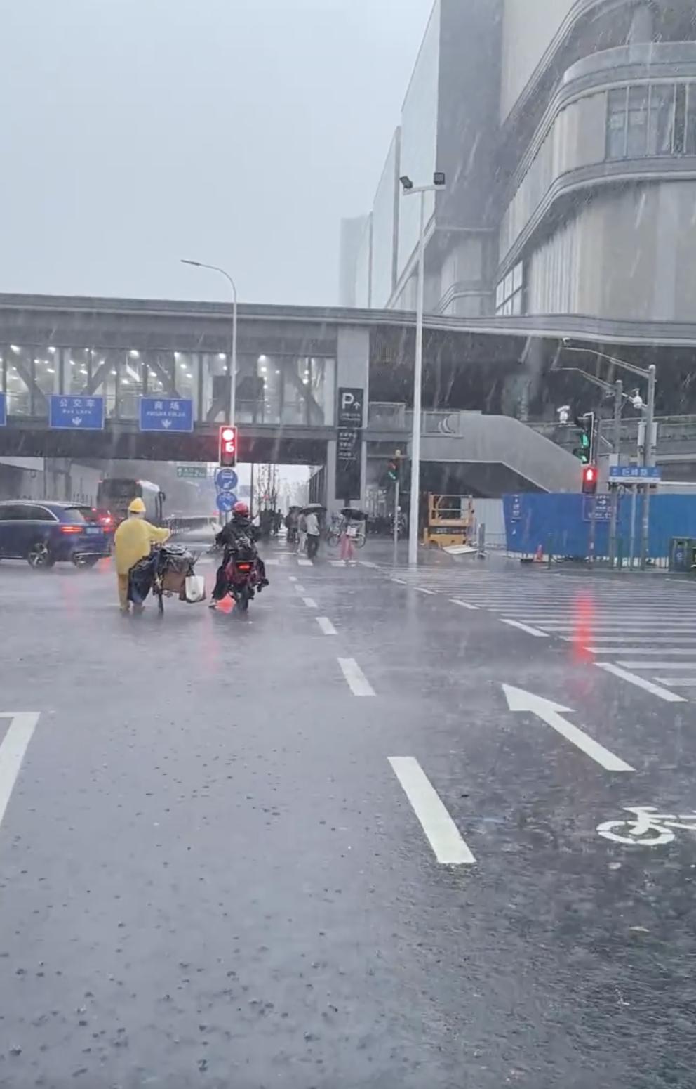 这次上海暴雨，浦东不少区域经受住了考验。我昨天路过浦东金桥地区，小区路面，马路上