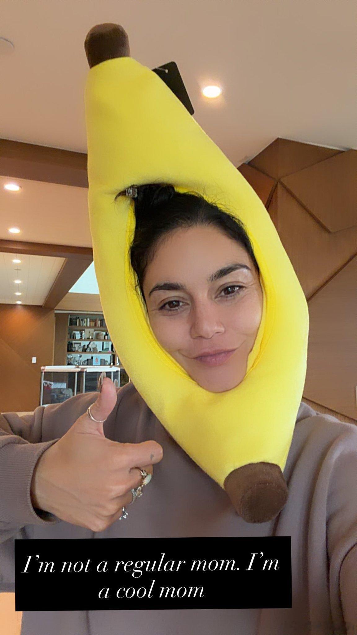 vanessahudgens凡妮莎哈金斯继续分享当妈的日常，为了哄娃，搞怪不在