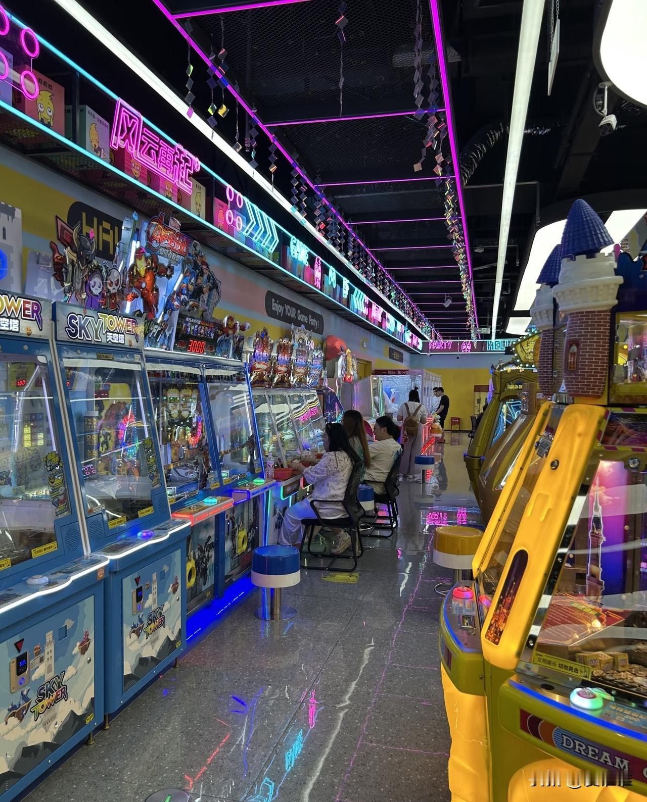 女孩在游戏厅打工被老板拖欠3200元工资，女孩继父来到游戏厅为女儿讨要工资，却把