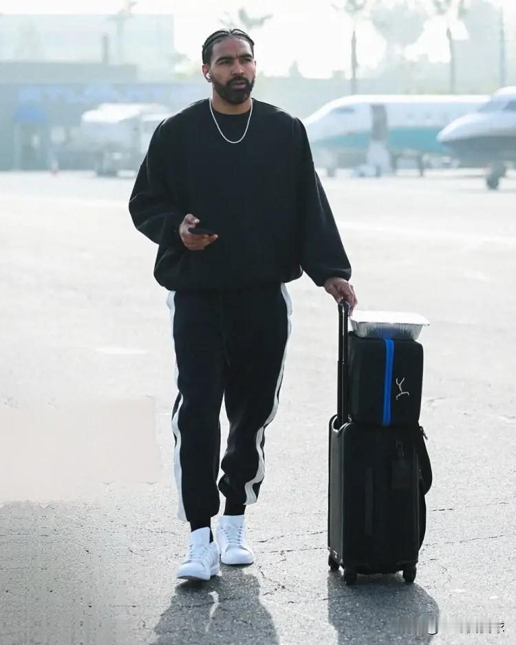 湖人终于拿大将文森特开刀了！据美国名记Shams透露，湖人将文森特和2032年次