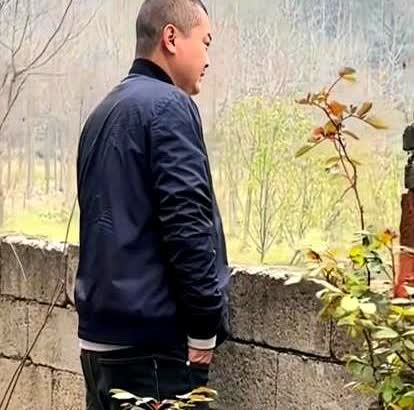“看哭了！”湖北孝感，一男子回老家给离世6年的母亲上坟，到家已经是晚上9点钟，男