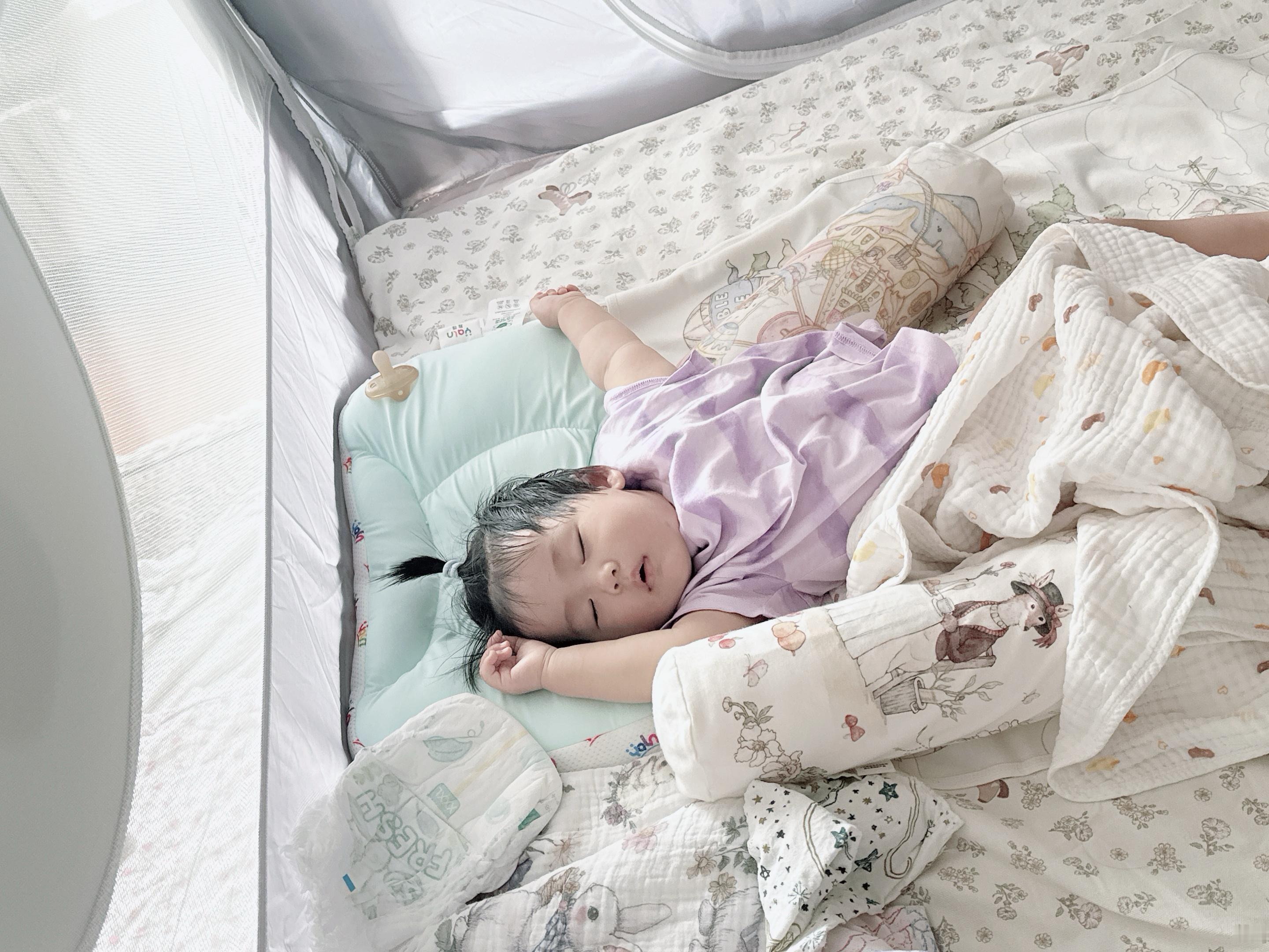 一个很能睡的宝宝哈特软软ps：小🥣已经因为出疹子七八天没洗澡了头有点馊（一开始