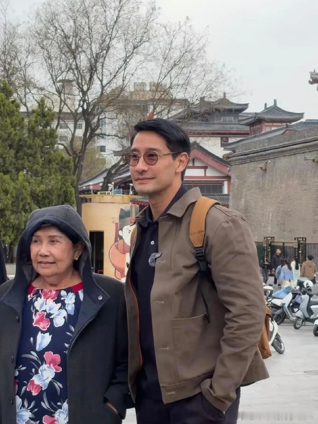 我滴个天！电视里看着普普通通，万万没想到现实中本人这么高大帅气！