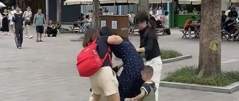 女子在动物园制止不文明行为反被群殴，动物园回应：打人者已赔偿6月18日，重庆