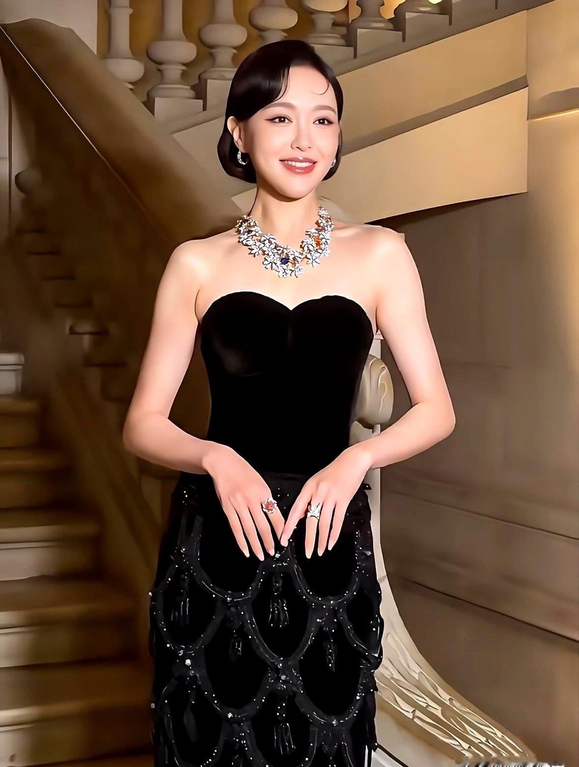 唐嫣去巴黎参加珠宝晚宴，现场生图一曝光，直接把同行给比下去了很多女明星一过四十岁，脸上不是肿得像发面