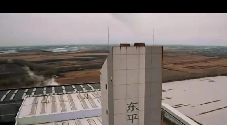 9.《以法之名》。乔振兴的女儿然然去上学，同学栓栓拦住她，说：然然，你要向华华同