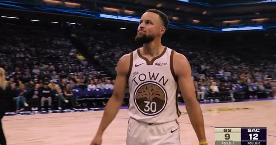 勇士超级射手库里真是太让人意外了！在昨天勇士客场挑战国王的比赛中，目前双方半场战