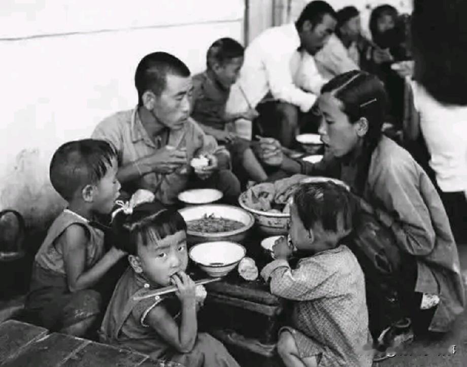 1955年，一27岁新四军士兵复员回乡，媒婆给他介绍了一43岁、有6个孩子的寡妇