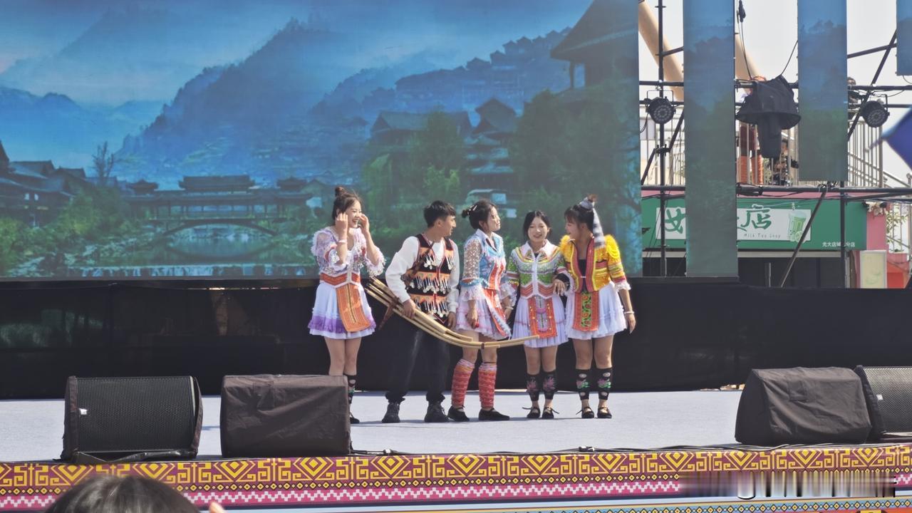 今天带着家人，来云南文山州玩，很多活动旅行，文山州作为一个少数民族人居多的地方，