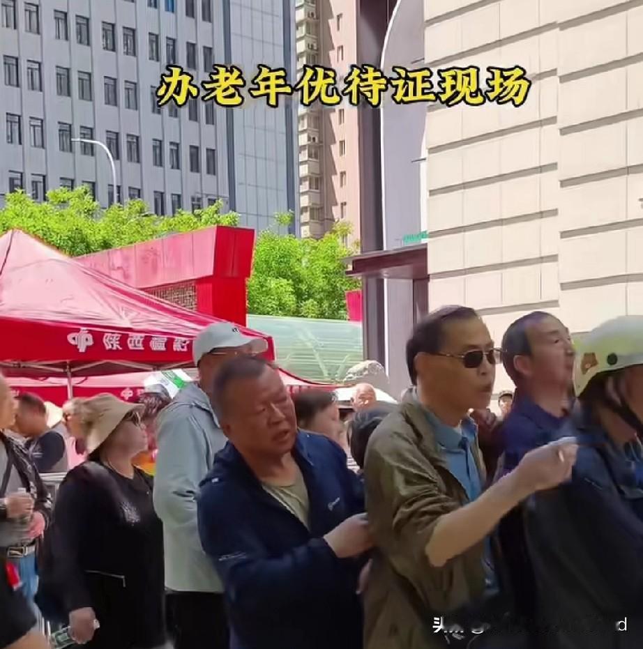 西安地铁再承压。随着5月1号起，65岁可以办老年优待证，西安地铁将承受前所