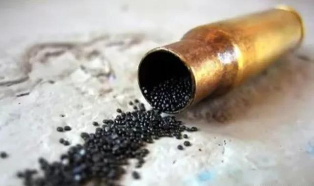 为什么炸药包不用金属包裹也能有那么大威力？其实大多数人把火药和炸药搞混了。多数人