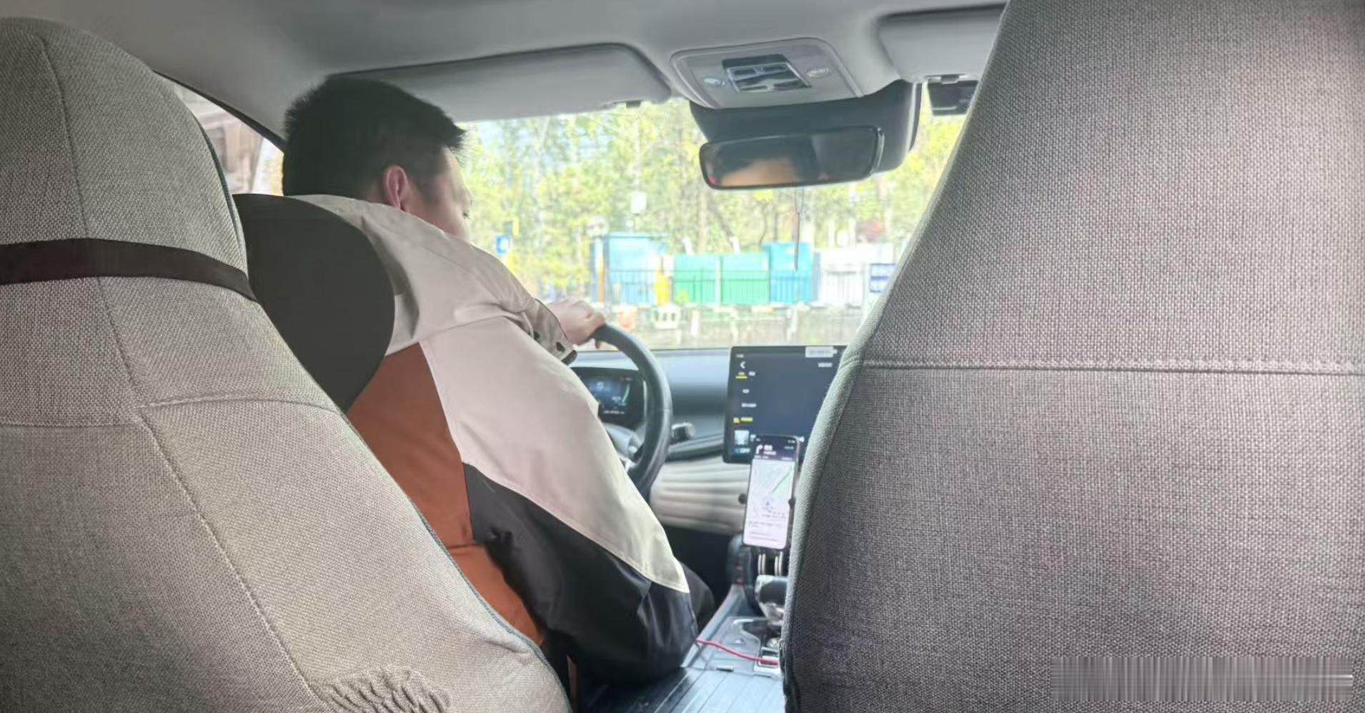 打了辆比亚迪元PLUS，纯电版的，厂家说续航510公里，实际上跑不了那么多。这车