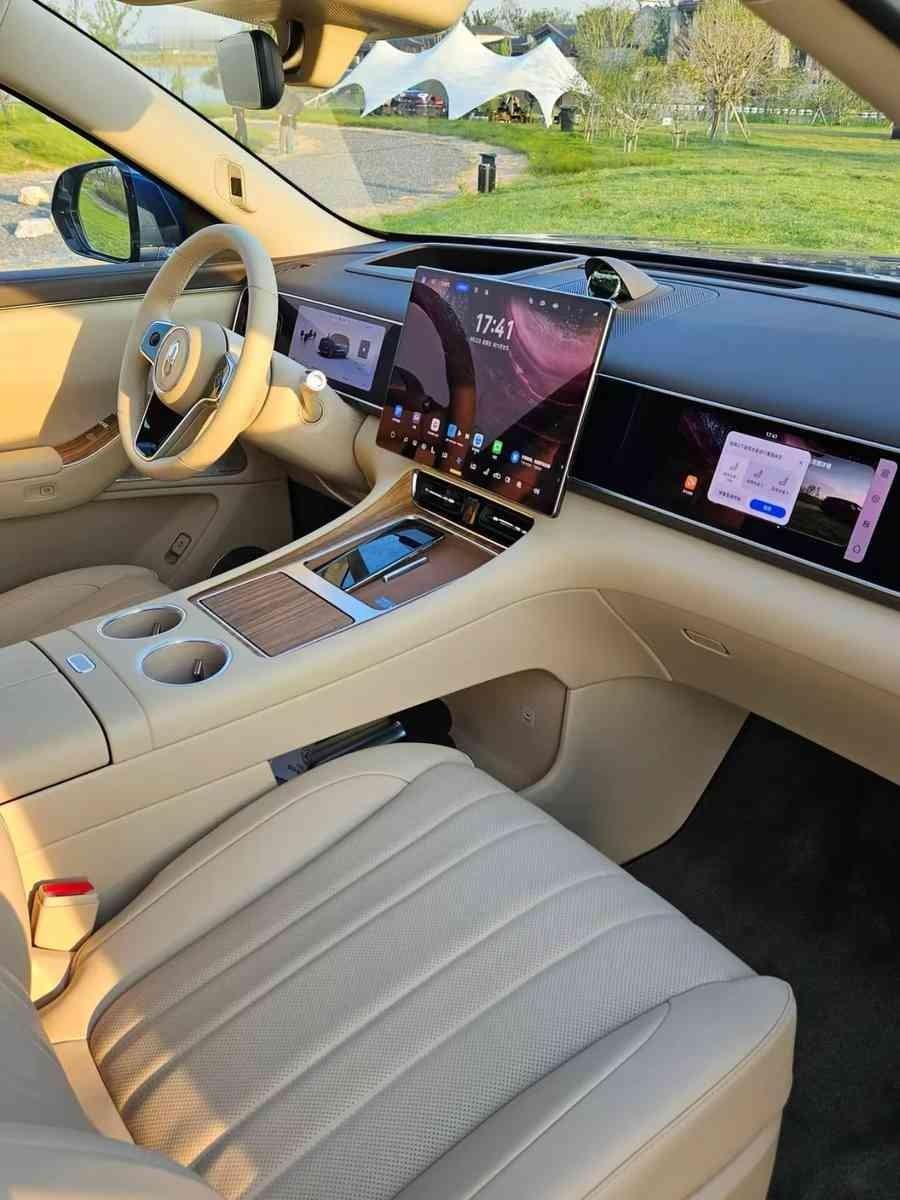 坐进那台问界M7，音乐一响，我膝盖直接软了。我那台迈腾的音响，跟它一比，就是个