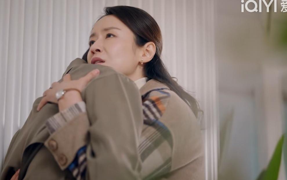 凌晨三点，李匆匆摸着平坦的小腹，胎停的痛还没散去，转头就撞见丈夫和另一个女人紧紧