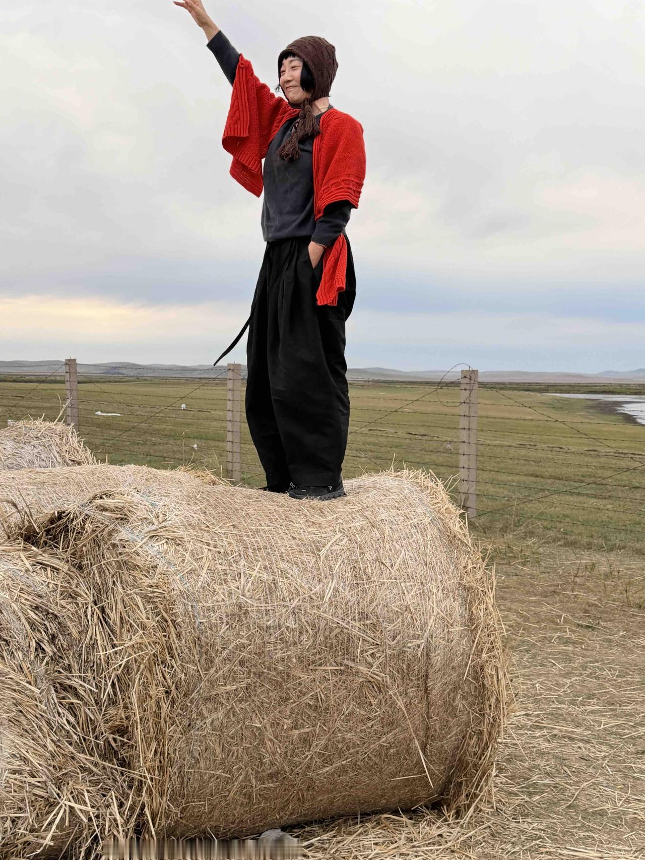 大兴安岭的落日美得让人心颤。旷野里到处是草垛“瑞士卷”，一卷一卷，仿佛大地上的音