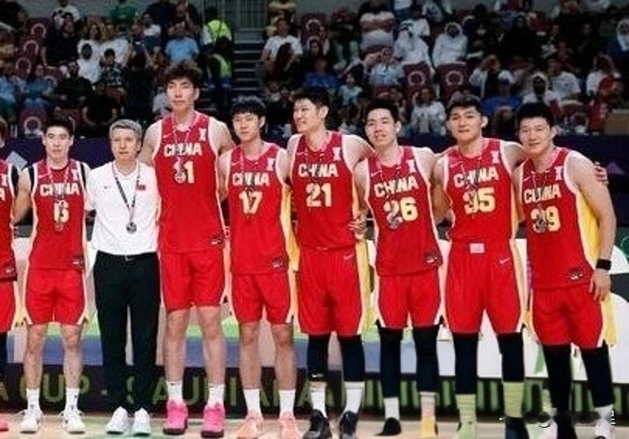 中国男篮12人大名单预测！后卫：高诗岩、赵睿、廖三宁、程帅澎、庞峥麟。前锋：