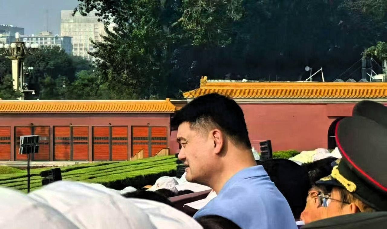 姚明在现场观看九三盛大阅兵，鹤立鸡群，人群中还发现翟晓川，胡明轩在亚洲杯决赛那个