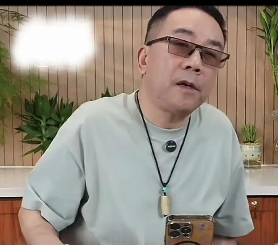 相声圈的那些陈年旧账最近又被人在直播间里抖落出来了说当年侯耀华和杨议都眼热过