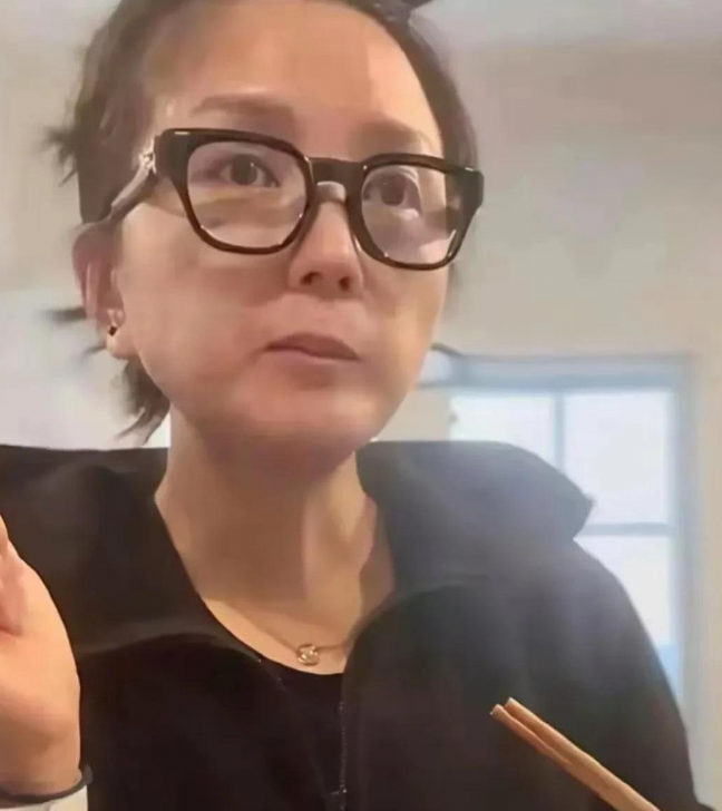 何洁现状:38岁似老人，与昔日超女形象大不同