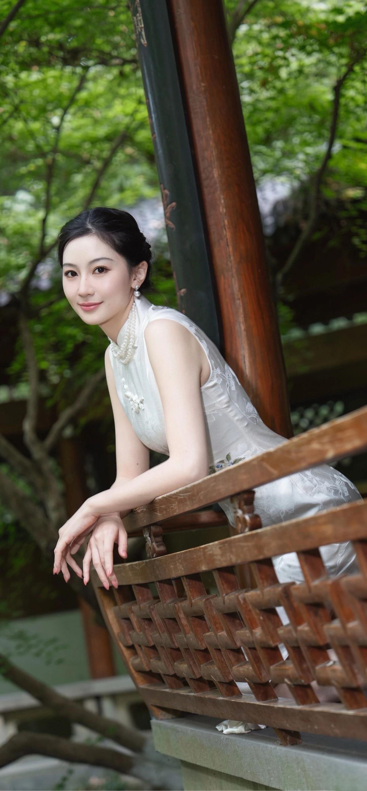 有些人天生就是旗袍的衣服架子，更多的是长相气质和旗袍的气质吻合，古典美油然而生[