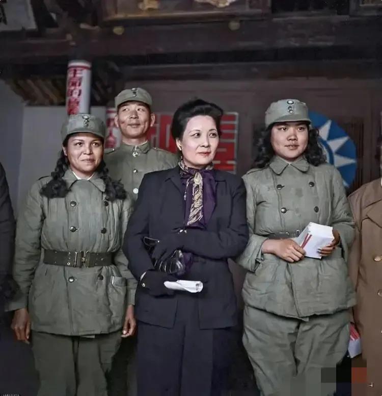 40年代，宋美龄和胡琏，留下的一张合影，从镜头中我们可以看到，胡琏显得非常低调，