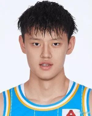 为什么曾凡博一打广东就爆发？其实不止曾凡博打广东就爆发，上海队的张镇麟也是一打广