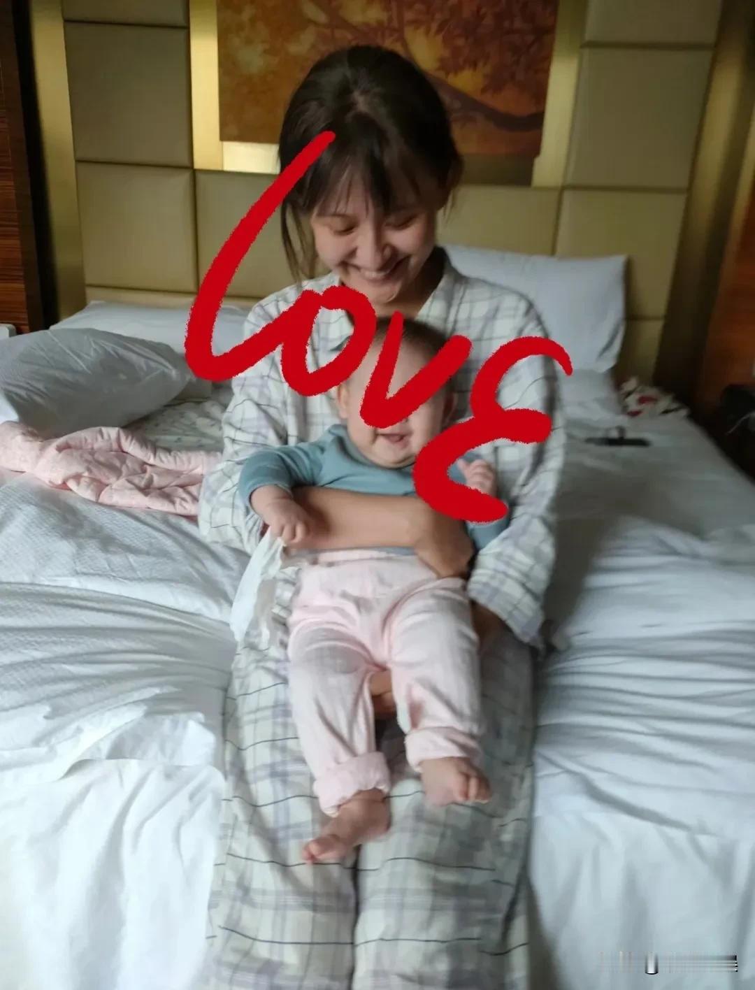 热依扎，首次晒和女儿三个月的时候同框正面照，这母女俩的嘴型，真的超像啊！她在深