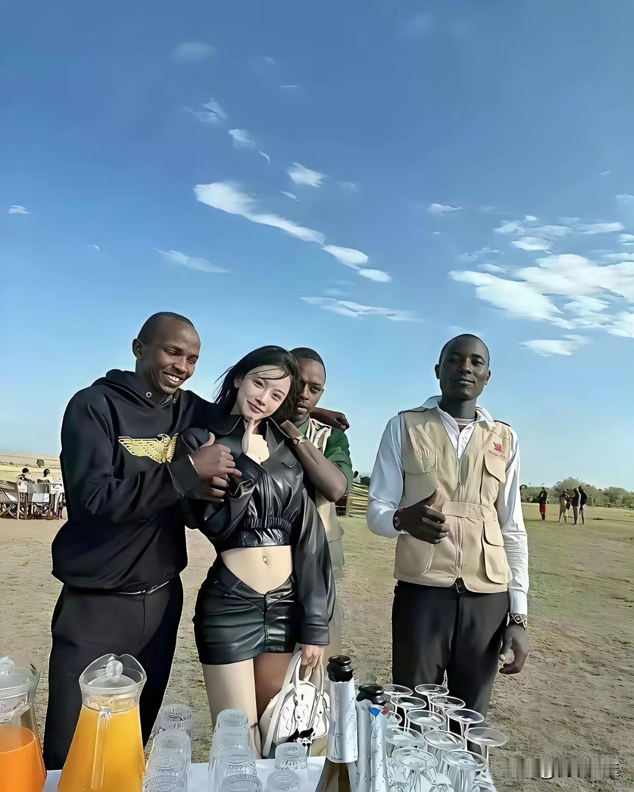 美女的颜值逆天了。外国友人众星捧月的围绕着她，美女笑的好幸福。