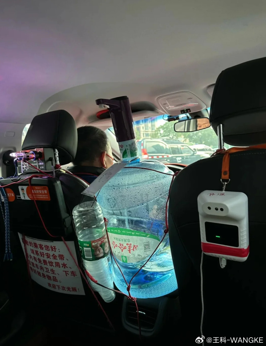 滴滴打到豪车是什么体验？全程矿泉水无限畅饮！
