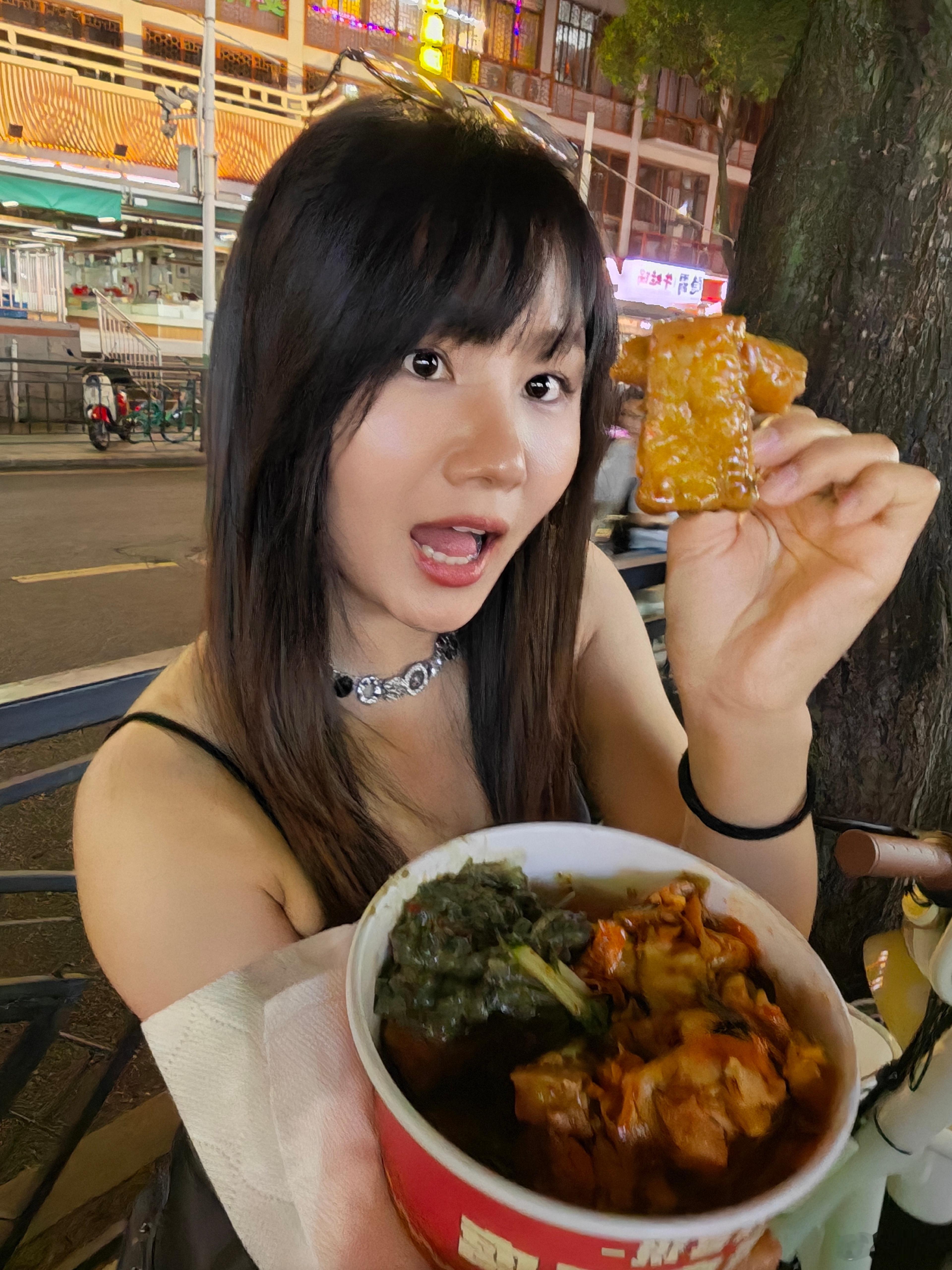 最近天天吃鸡腿饭，来集美学村放纵一下没问题吧皮蛋跟臭豆腐是怎么组合到一块的，挺好